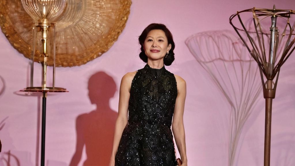 能展现出完美的腿部制服丝袜与人妻共度美好时光引发热议